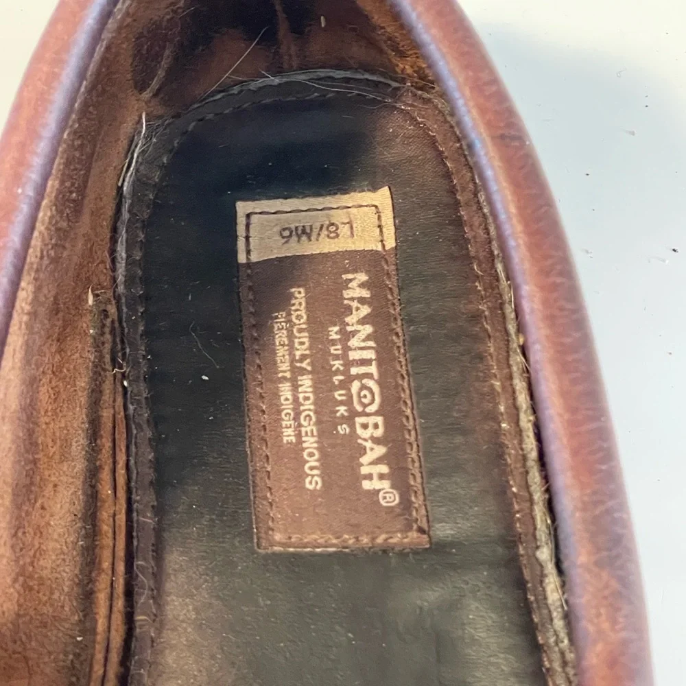 Manitobah moccasin with vibrram soles - Picture 2 of 3